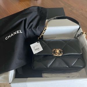 Like New CHANEL 19 Black Lambskin Med